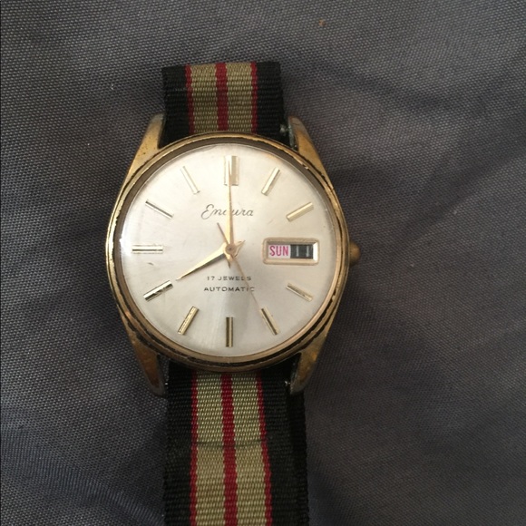 Endura vintage watch still runs this one is nice - Picture 2 of 7
